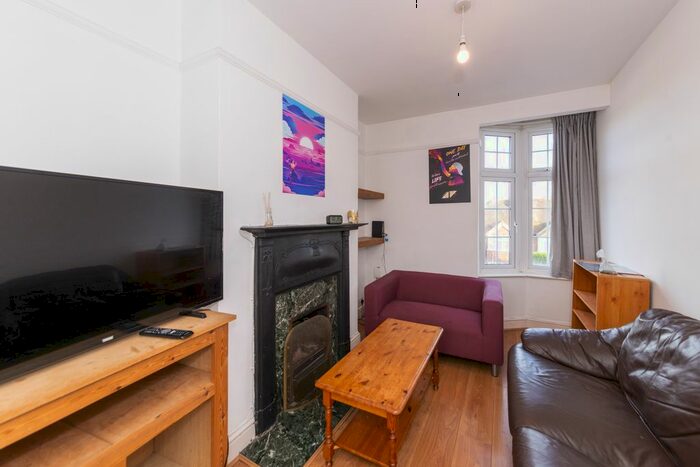4 Bedroom Maisonette To Rent In Woodbridge Hill, Guildford, GU2