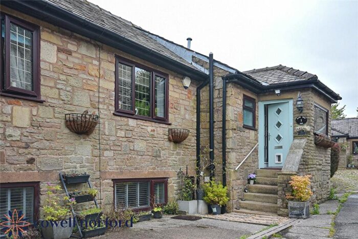 2 Bedroom Apartment For Sale In Lane Bottom, Newhey, Rochdale, Greater Manchester, OL16