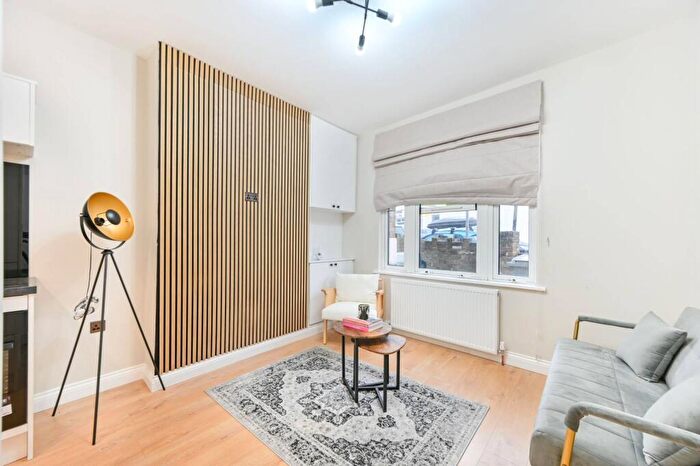 2 Bedroom Flat To Rent In Charlton Road, Harlesden, London, NW10