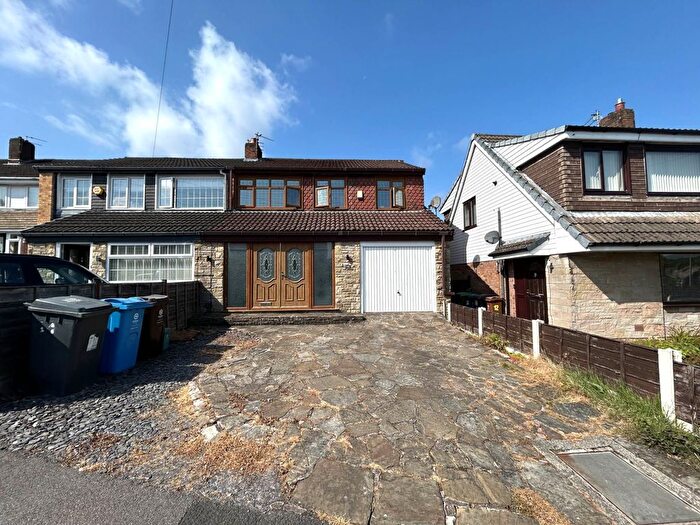 4 Bedroom Semi-Detached House For Sale In Totnes Avenue, Chadderton, Oldham, OL9