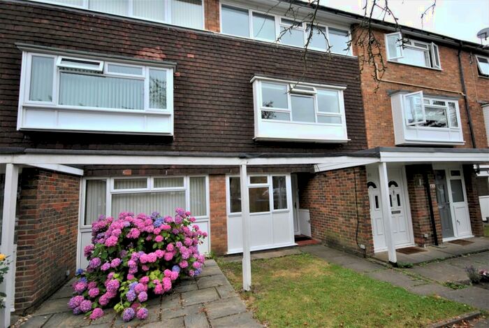 3 Bedroom Maisonette To Rent In Oakways London, SE9