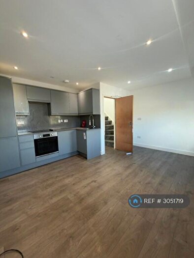 3 Bedroom Flat To Rent In Oakleigh Road North, London, N20