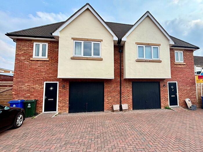 4 Bedroom Semi-detached House To Rent In Westbeech Court, Banbury, OX16