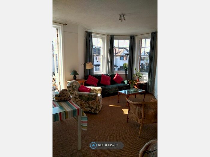 3 Bedroom Flat To Rent In Marius Road, London, SW17