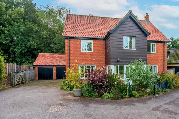 4 Bedroom Detached House For Sale In The Glebe, Hockering, NR20