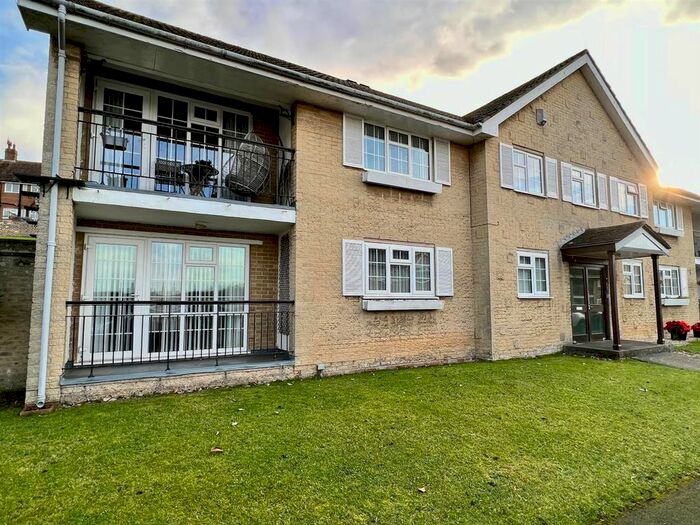 2 Bedroom Flat To Rent In The Glade, Scarborough, YO11