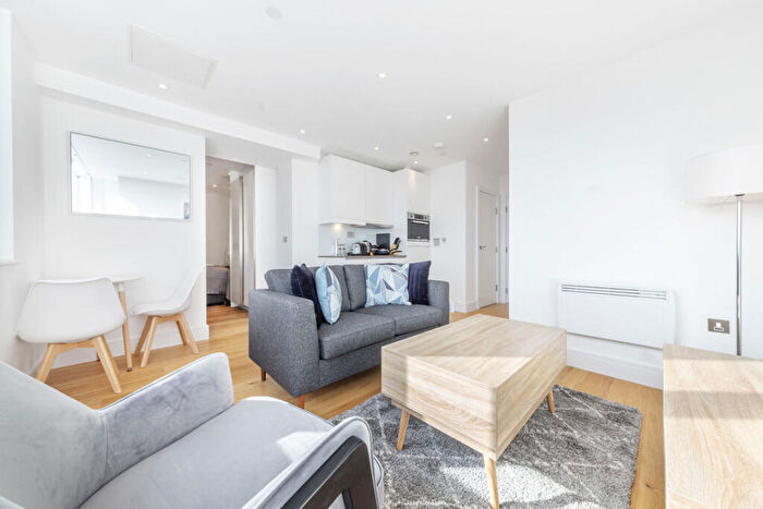 Flat To Rent In Skyline, Slough, SL1