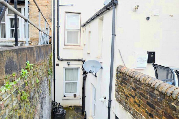1 Bedroom Flat To Rent In Railway Street, Chatham, ME4