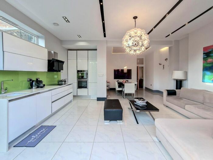 3 Bedroom Link Detached House To Rent In Ballards Lane, London, N12