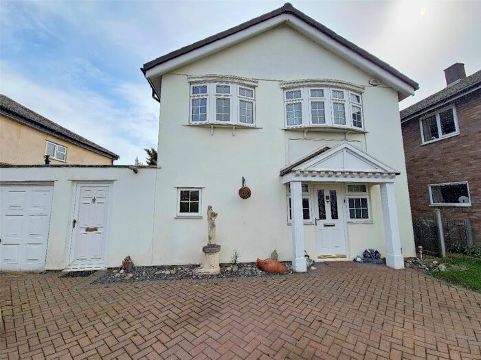 4 Bedroom Detached House To Rent In Ferndown, Hornchurch, RM11