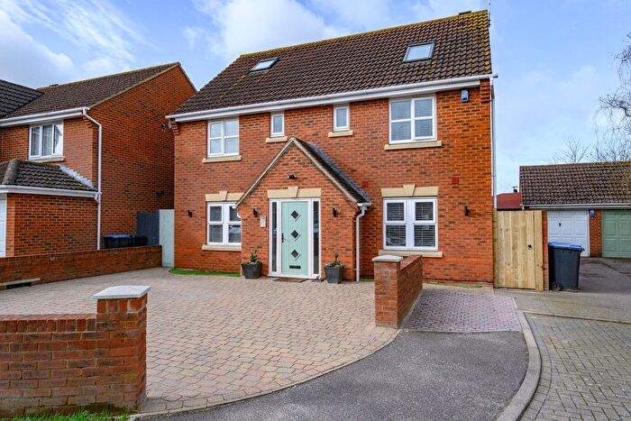 5 Bedroom Detached House For Sale In Cornflower Way, Hatfield, AL10