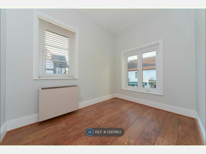 2 Bedroom Flat To Rent In Above High Street, New Forest, SO43