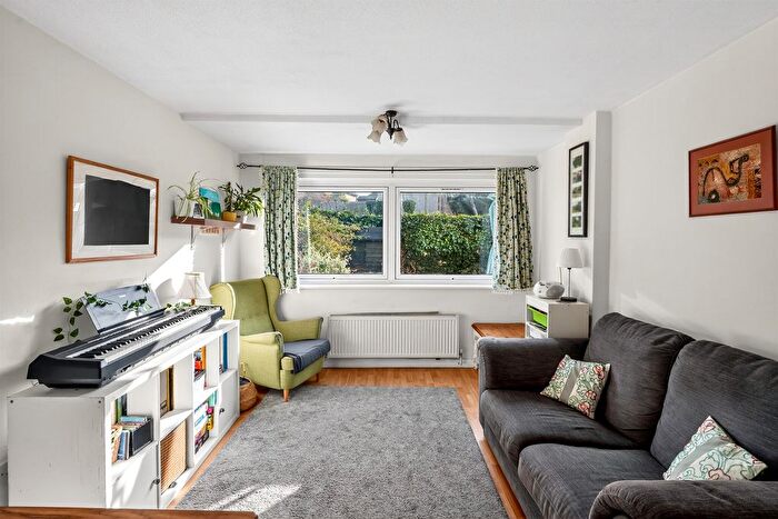 3 Bedroom Maisonette For Sale In Goldcliff Close, Morden, SM4