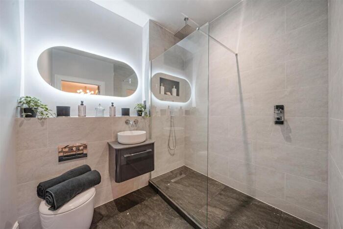 2 Bedroom Apartment For Sale In Shootersway, Berkhamsted, HP4