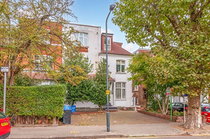 2 Bedroom Flat For Sale In Chatsworth Road, Mapesbury Estate, London, NW2