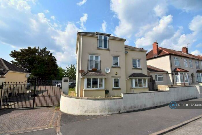 2 Bedroom Flat To Rent In Savoy Court, Bristol, BS4