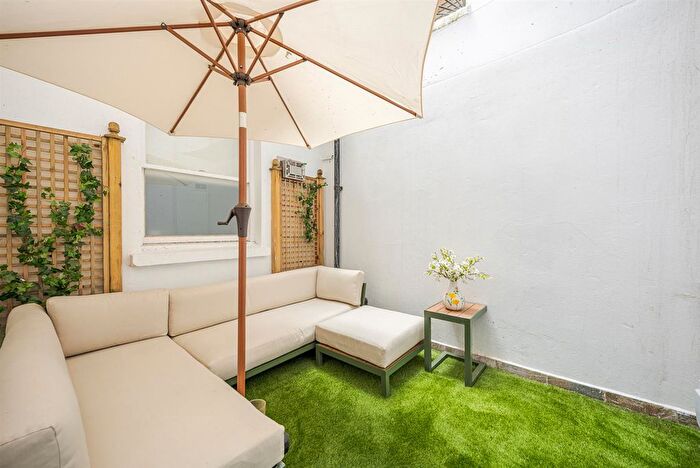 2 Bedroom Flat For Sale In Collingham Road, London, SW5