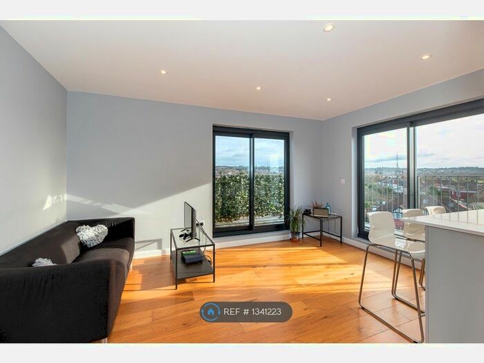 2 Bedroom Flat To Rent In Hermitage Lane, London, SW16