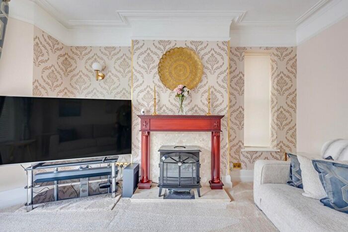 6 Bedroom Semi-Detached House To Rent In Clapham Road, Bedford, Bedfordshire, MK41