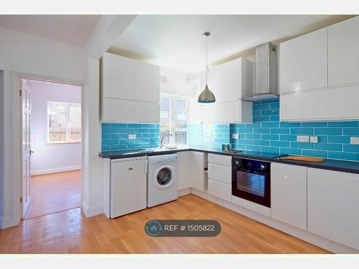 2 Bedroom Flat To Rent In Friern Park, London, N12