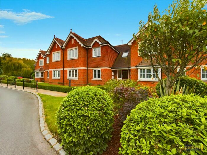 2 Bedroom Apartment For Sale In Broadcommon Road, Hurst, Reading, Berkshire, RG10