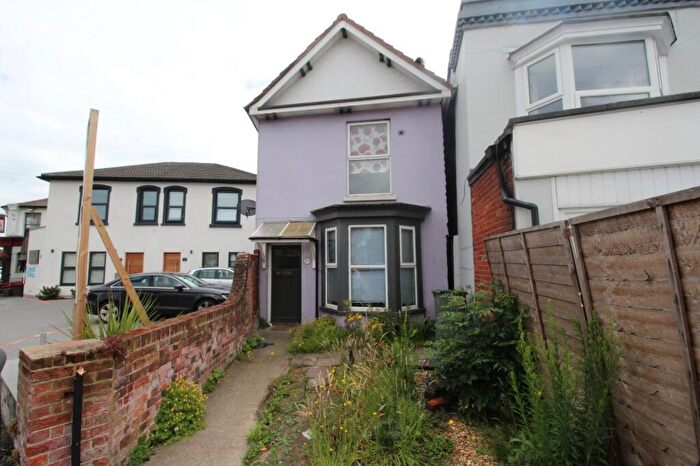 3 Bedroom Detached House For Sale In Shirley Road, Southampton, Hampshire, SO15