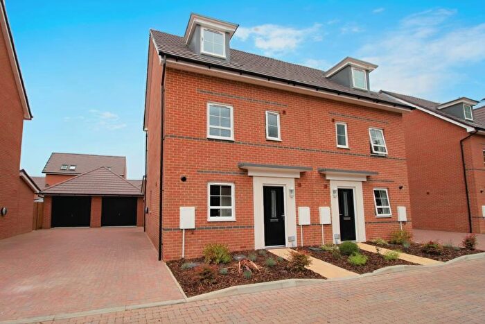 4 Bedroom Semi-Detached House To Rent In Chertsey, Surrey, KT16