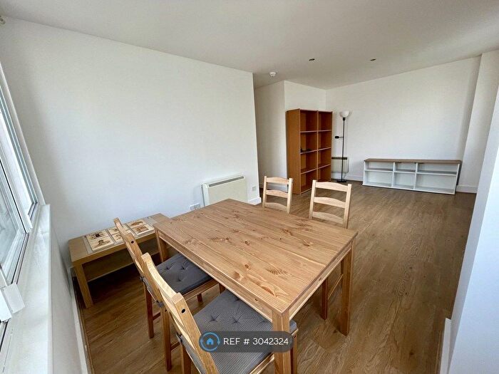 2 Bedroom Flat To Rent In Skyline Plaza Building, London, E1