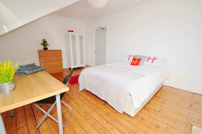 6 Bedroom Semi-Detached House To Rent In Chaworth Road, West Bridgford, NG2