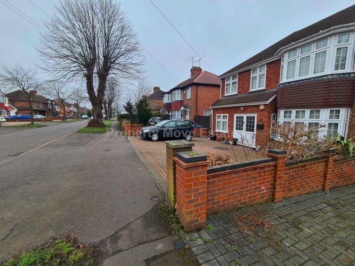 4 Bedroom Semi-Detached House To Rent In The Drive, Reading, RG6
