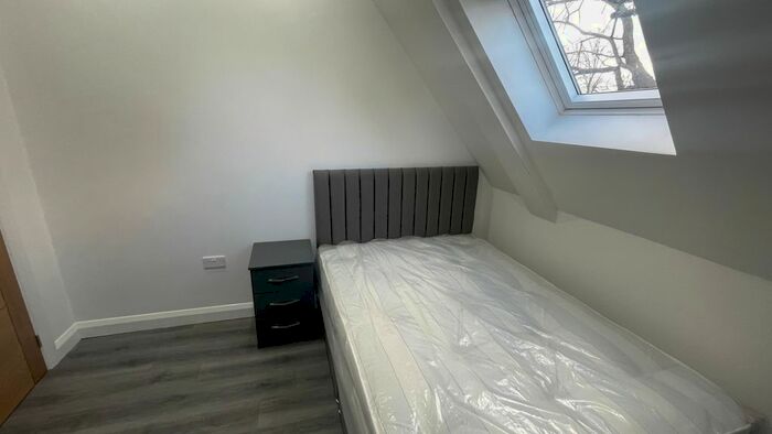 2 Bedroom Flat To Rent In Clothorn Road, Didsbury, Manchester, M20
