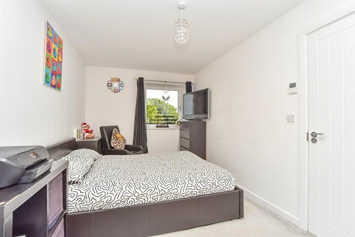 2 Bedroom Flat For Sale In Nova Avenue, Faversham, Kent, ME13