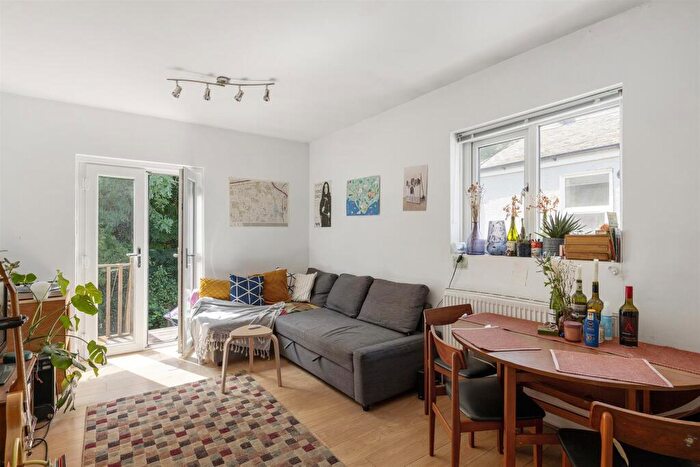 3 Bedroom Flat To Rent In Ivydale Road, London, SE15