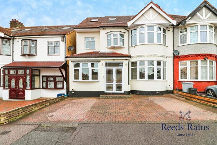 6 Bedroom End Of Terrace House For Sale In Vista Drive, Ilford, IG4