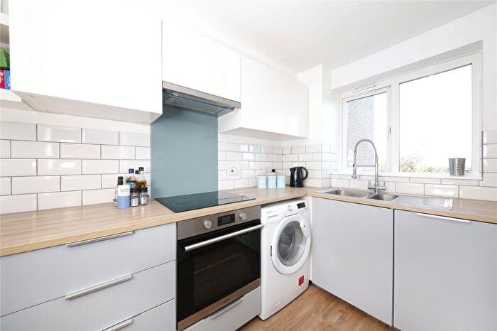 2 Bedroom Apartment To Rent In Ferguson Close, London, Uk, E14