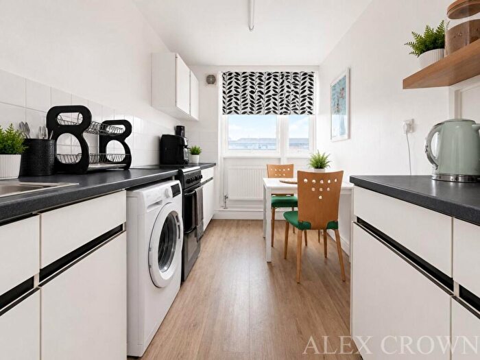 3 Bedroom Flat To Rent In Cable Street, Shadwell, E1W