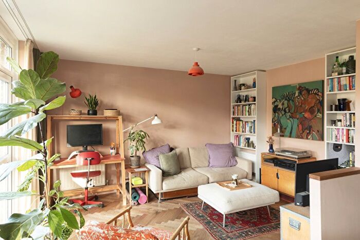 1 Bedroom Flat For Sale In Harfield Gardens, Grove Lane, Camberwell, SE5