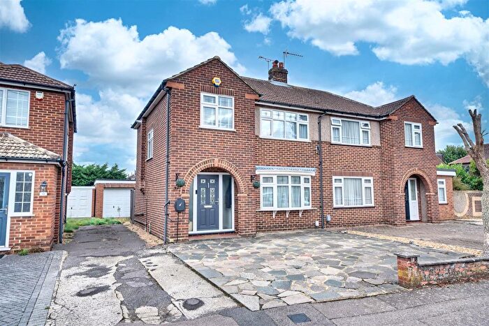 3 Bedroom Semi-detached House For Sale In Bullwell Crescent, Cheshunt, Waltham Cross, EN8