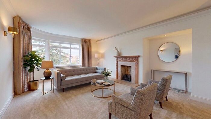 4 Bedroom Flat To Rent In Fairacres, SW15