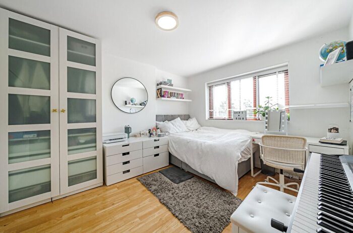 3 Bedroom End Of Terrace House For Sale In Hadley Road, Mitcham, Surrey, CR4