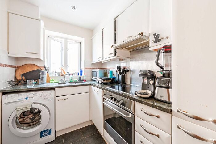 2 Bedroom Flat To Rent In Kensington High Street, High Street Kensington, London, W14