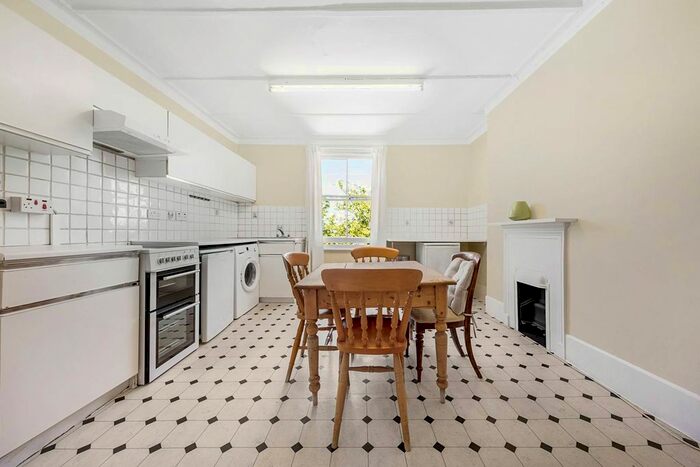 3 Bedroom Flat To Rent In Upper Richmond Road, East Putney, London, SW15