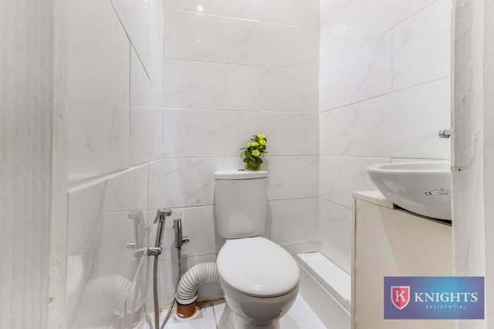 3 Bedroom Terraced House For Sale In Medcalf Road, London, EN3