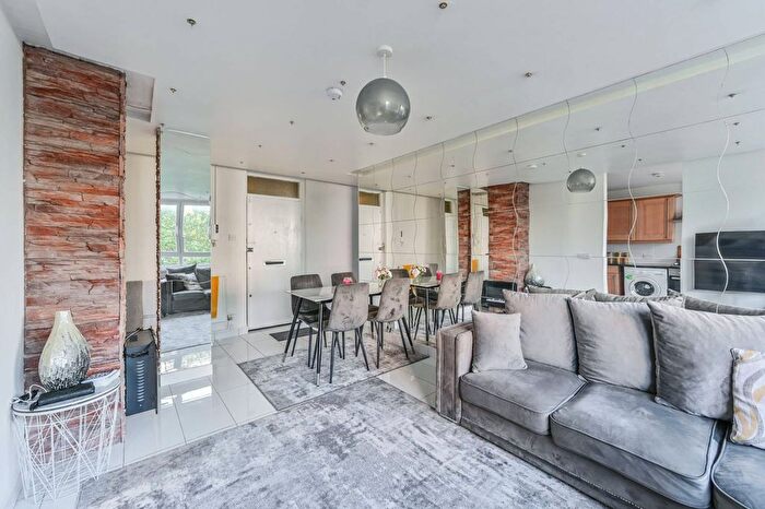 1 Bedroom Flat For Sale In Gardiner House, Surrey Lane, Battersea, London, SW11