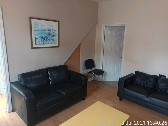 3 Bedroom Flat To Rent In Hyde Park Road, Hyde Park, Leeds, LS6