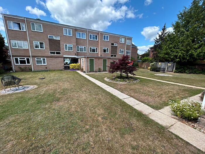 2 Bedroom Flat To Rent In Victoria Road, Netley Abbey, Southampton, Hampshire, SO31