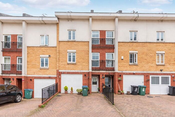 4 Bedroom Terraced House For Sale In The Gateway, Watford, WD18