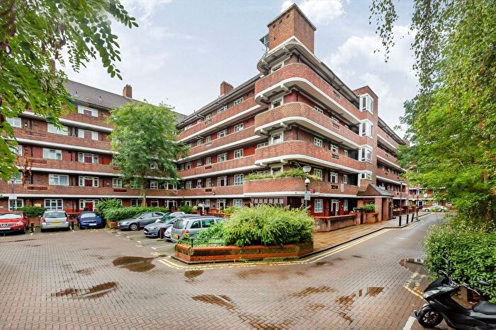4 Bedroom Flat To Rent In White City Estate, Shepherds Bush, W12