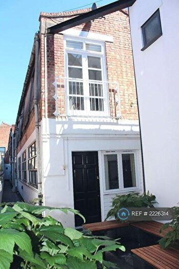 3 Bedroom Flat To Rent In Southampton Way, London, SE5