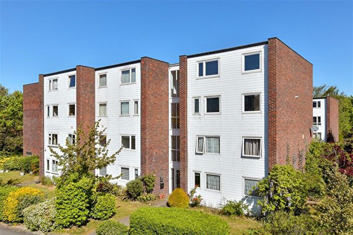 4 Bedroom Flat For Sale In Woodcote Road, Wallington, Surrey, SM6